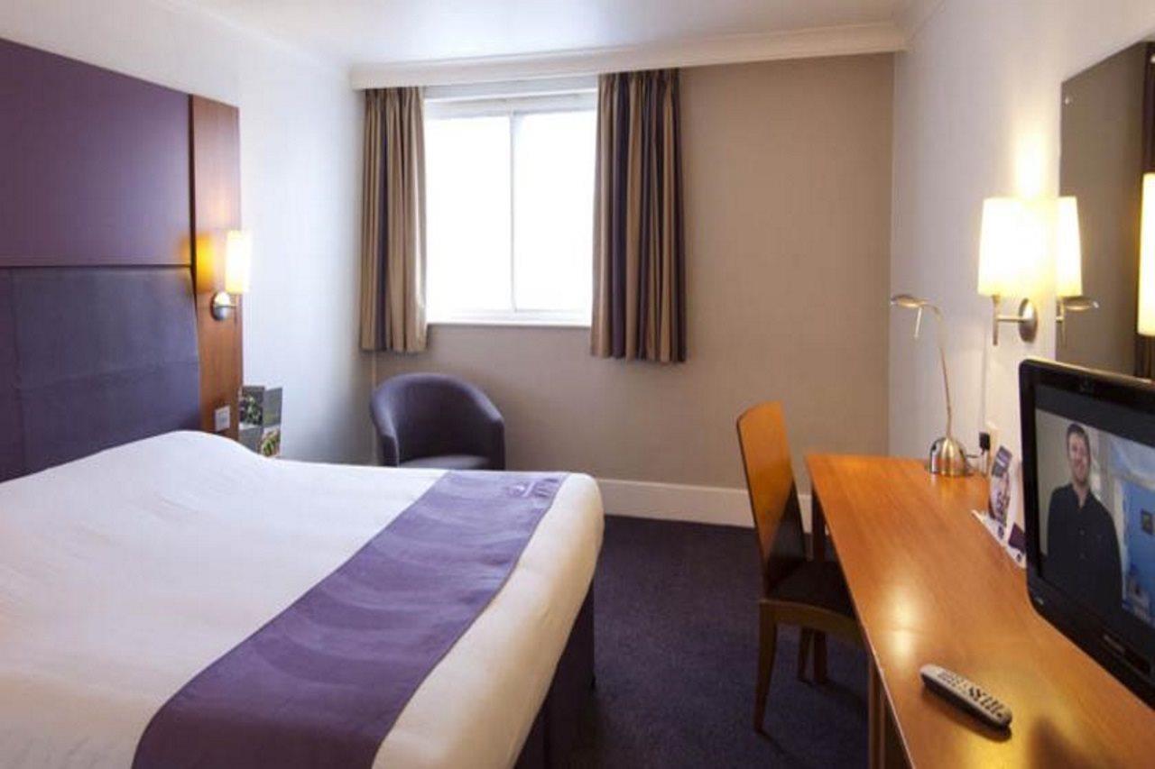 Premier Inn Manchester Bury Exterior foto