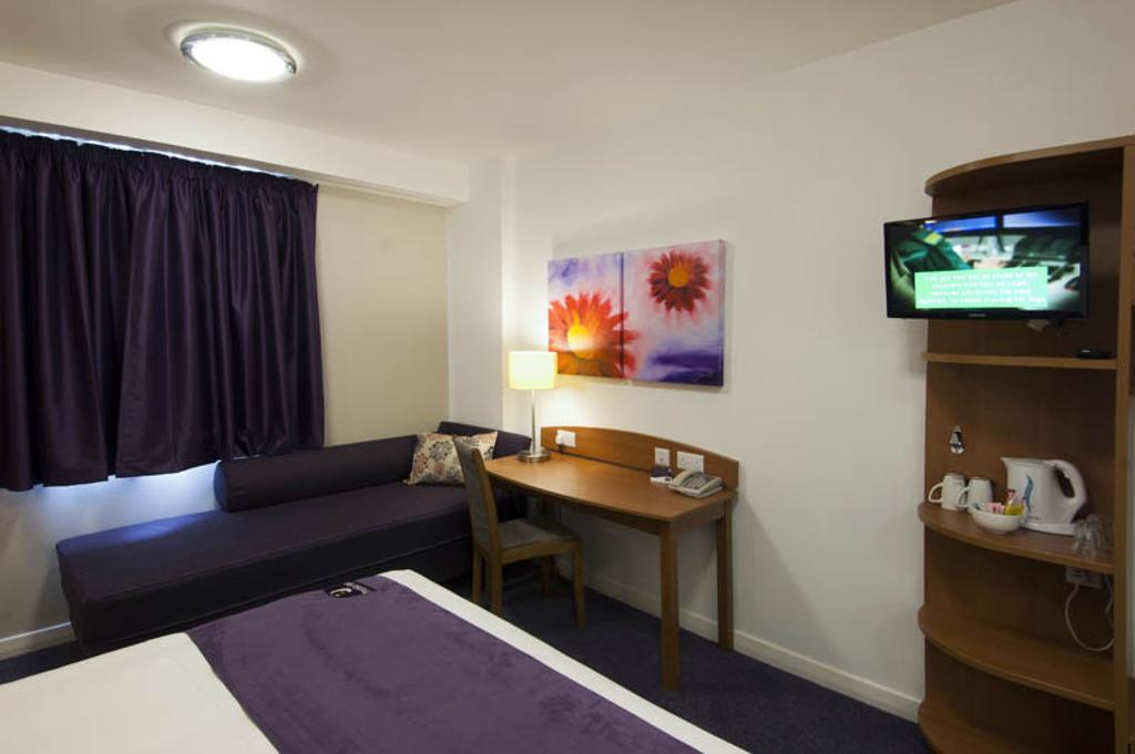 Premier Inn Manchester Bury Exterior foto